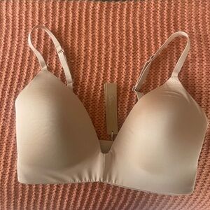 Skims wireless form t-shirt bra NWT